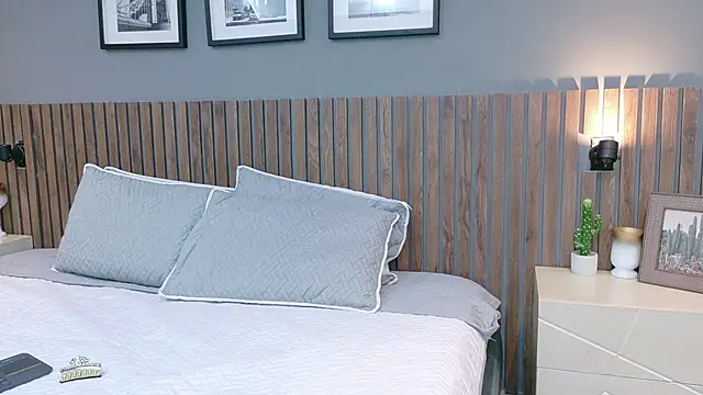 luna roja25 online show from October 2025 01:01:01 PM