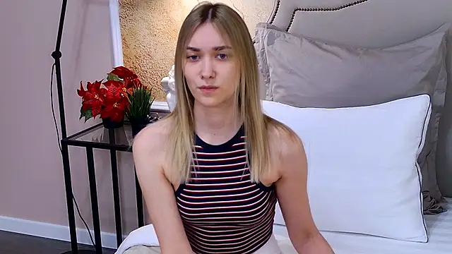 Snapshot of AmadaReine chatting on June 2026 04:22:02 PM AmadaReine online show from June 2026 04:22:02 PM