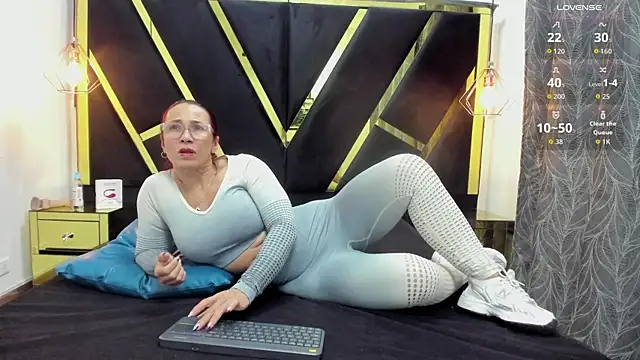Snapshot of agatha_fit chatting on June 2026 01:03:02 PM agatha fit online show from June 2026 01:03:02 PM
