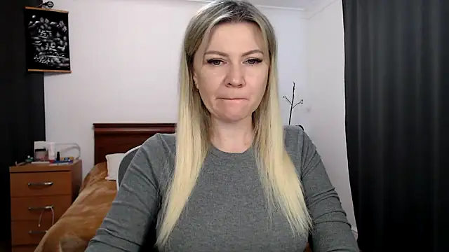 Snapshot of ParadiseAlina chatting on May 2026 06:48:02 PM ParadiseAlina online show from May 2026 06:48:02 PM