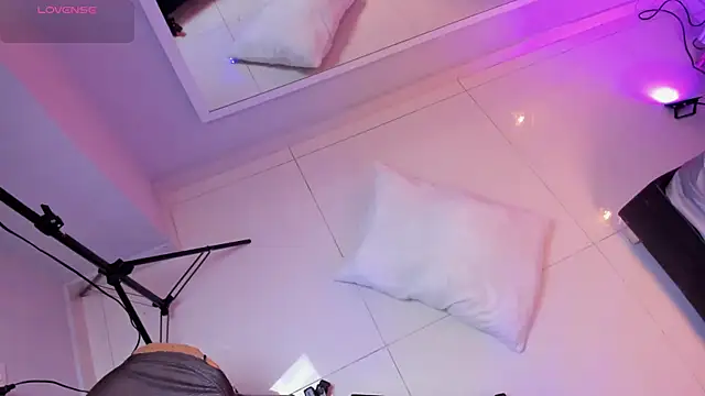 Mia Valentine  online show from November 2025 09:03:02 PM