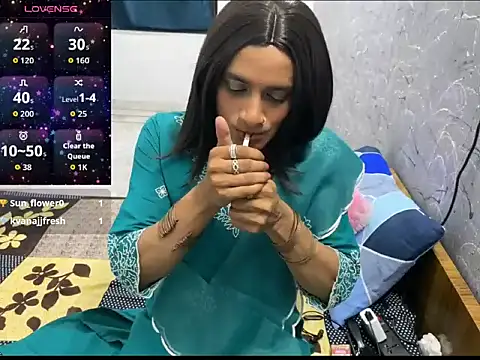 Snapshot of LuvLayla chatting on June 2026 11:40:01 PM LuvLayla online show from June 2026 11:40:01 PM