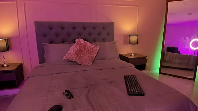 ALICESANDOVAL online show from September 2025 11:43:01 AM