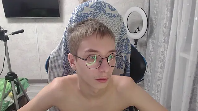 glasses cat online show from March 2026 07:43:02 PM