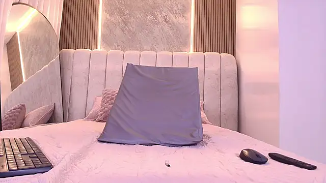 mia scot online show from November 2025 12:07:01 PM