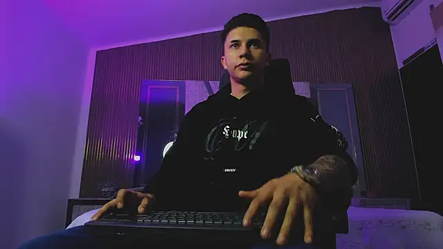 liaamsmiith  online show from September 2025 12:09:01 PM