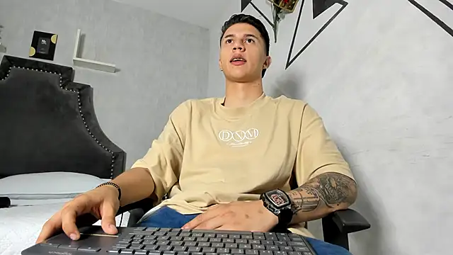 liaamsmiith  online show from October 2025 12:17:01 PM