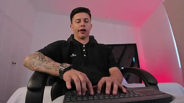 liaamsmiith  online show from December 2025 12:10:01 PM