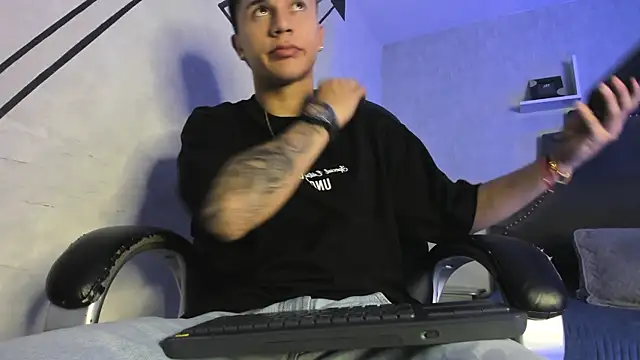 liaamsmiith  online show from December 2025 12:44:02 PM