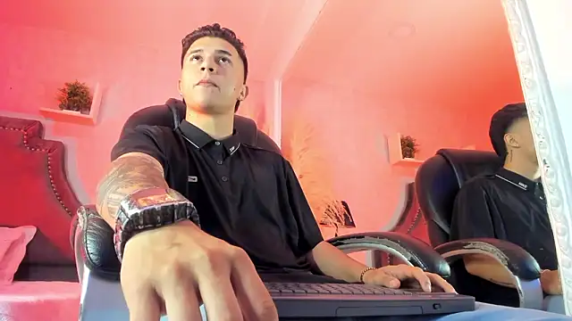 liaamsmiith  online show from February 2026 12:53:02 PM