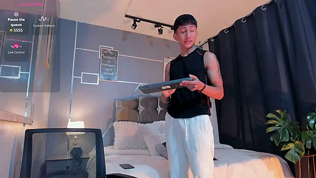 oliver mr  online show from November 2025 08:22:01 PM