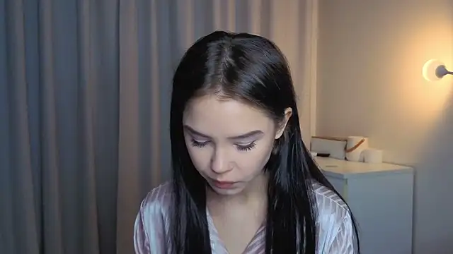 slyshypie online show from December 2025 01:17:01 PM