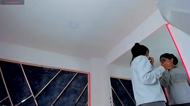 SusanaHenao online show from November 2025 06:08:01 PM