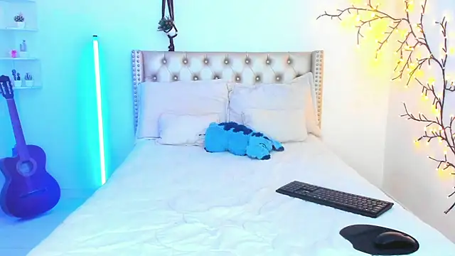 LenaStylesOA online show from April 2026 08:32:02 PM