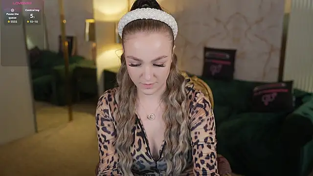 Snapshot of Ella_054 chatting on October 2025 06:19:01 PM Ella 054 online show from October 2025 06:19:01 PM