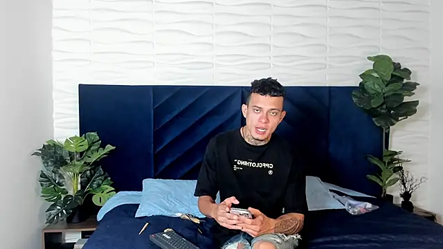 MrJustin  online show from November 2025 07:49:02 PM