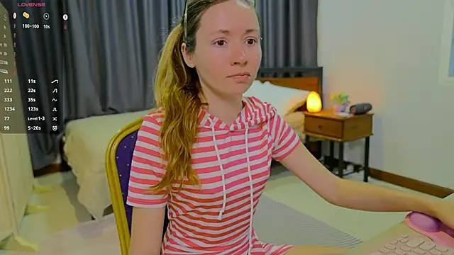 Snapshot of PocketElsa chatting on April 2026 11:28:01 AM PocketElsa online show from April 2026 11:28:01 AM