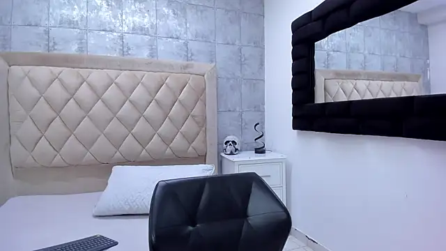 Snapshot of RoxanneStorm_ chatting on November 2025 12:49:02 PM RoxanneStorm online show from November 2025 12:49:02 PM