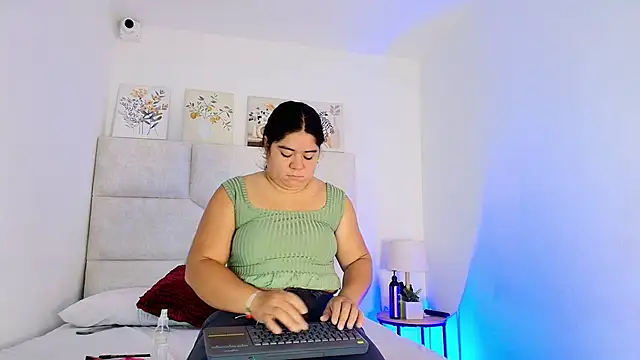 Snapshot of elizawiliamst chatting on May 2026 11:49:02 AM elizawiliamst online show from May 2026 11:49:02 AM
