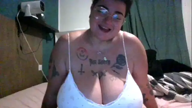 Snapshot of PirateXL chatting on April 2026 11:42:02 PM PirateXL online show from April 2026 11:42:02 PM