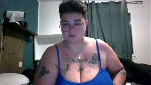 Snapshot of PirateXL chatting on May 2026 11:43:01 PM PirateXL online show from May 2026 11:43:01 PM