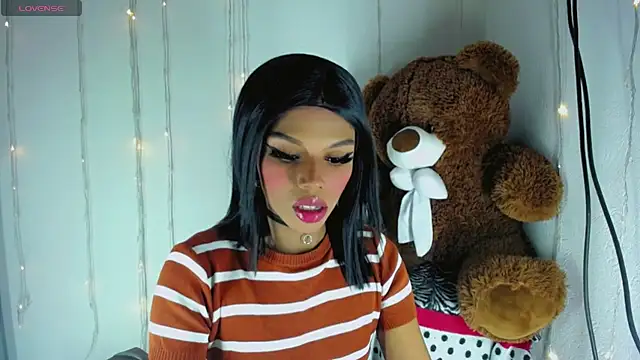 Snapshot of TheBlackwidows chatting on October 2025 04:46:02 AM TheBlackwidows online show from October 2025 04:46:02 AM