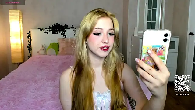Snapshot of LightStar_18 chatting on October 2025 11:10:02 AM LightStar 18 online show from October 2025 11:10:02 AM