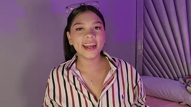 Snapshot of HatsaJones chatting on April 2026 04:19:01 AM HatsaJones online show from April 2026 04:19:01 AM