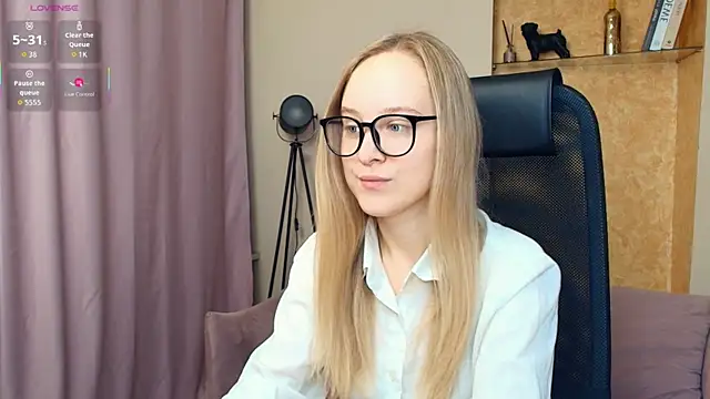 SoonMoor online show from November 2025 07:16:02 PM