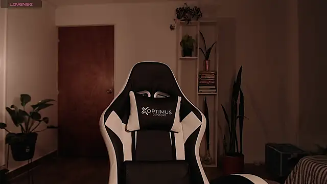 Ellyuwuw online show from November 2025 11:48:01 PM