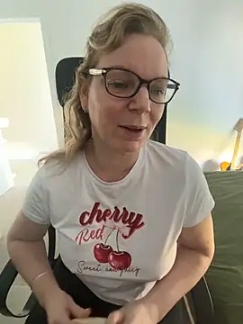 Snapshot of aussiepeaches chatting on June 2026 01:28:02 AM aussiepeaches online show from June 2026 01:28:02 AM