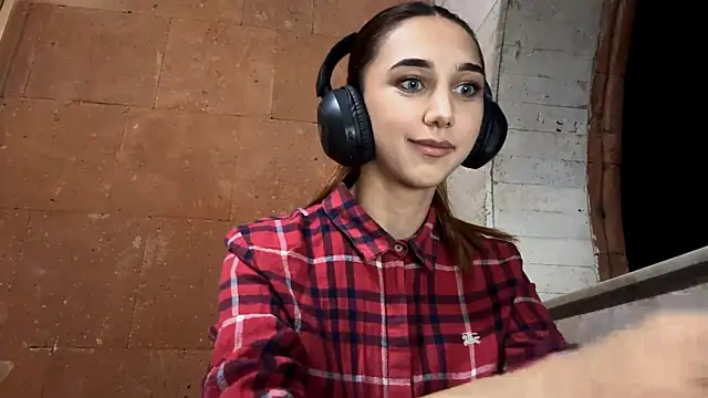 Snapshot of LinaMour chatting on September 2025 09:59:02 PM LinaMour online show from September 2025 09:59:02 PM