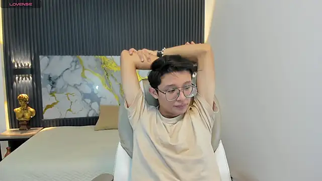 SantiagoRusso18 online show from October 2025 12:06:01 PM