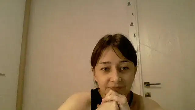 Avenique online show from October 2025 10:01:01 PM