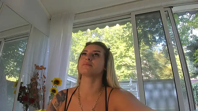 Snapshot of Ella_Vee chatting on July 2026 05:21:02 AM Ella Vee online show from July 2026 05:21:02 AM