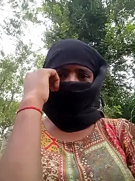 Snapshot of Pari_queen_44 chatting on October 2025 06:45:01 AM Pari queen 44 online show from October 2025 06:45:01 AM