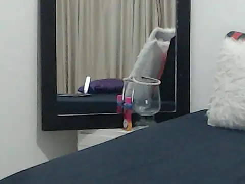 Snapshot of OSHYRIS chatting on October 2025 11:49:01 PM OSHYRIS online show from October 2025 11:49:01 PM