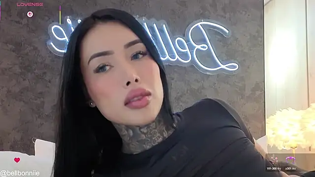 Snapshot of belllbonniie chatting on May 2026 11:32:01 PM belllbonniie online show from May 2026 11:32:01 PM