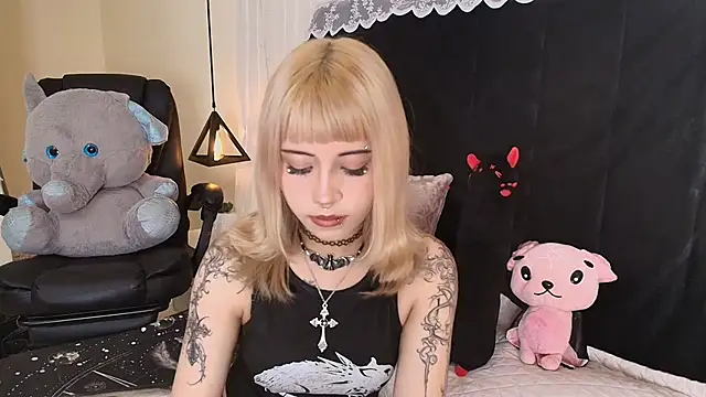 Snapshot of IvyBelle_ chatting on April 2026 11:41:02 AM IvyBelle online show from April 2026 11:41:02 AM