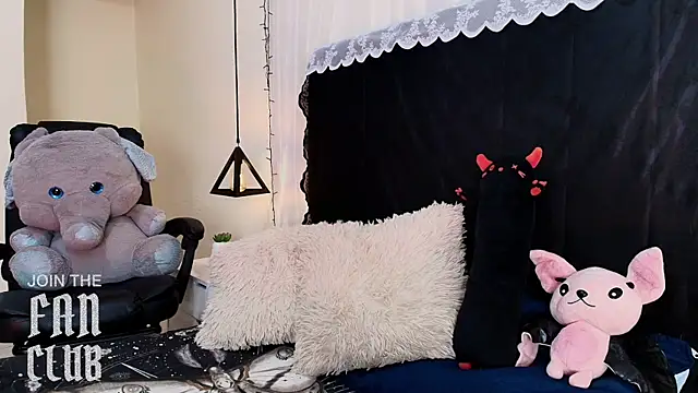 Snapshot of IvyBelle_ chatting on May 2026 11:18:01 AM IvyBelle online show from May 2026 11:18:01 AM