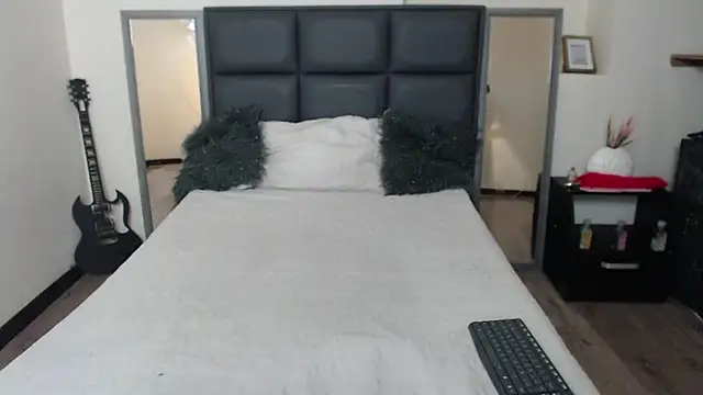 Snapshot of Isabella_Diamon chatting on November 2025 01:49:01 AM Isabella Diamon online show from November 2025 01:49:01 AM