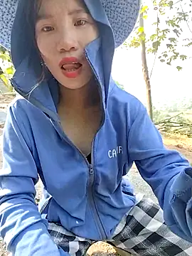 Snapshot of Tin_tanny chatting on December 2025 06:40:02 AM Tin tanny online show from December 2025 06:40:02 AM