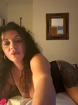 Snapshot of caramelandCurls chatting on September 2025 09:47:02 PM caramelandCurls online show from September 2025 09:47:02 PM