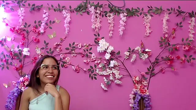 skinnysofia18 online show from December 2025 01:20:02 PM