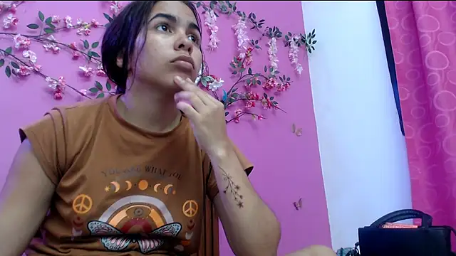 Snapshot of skinnysofia18 chatting on June 2026 02:01:02 PM skinnysofia18 online show from June 2026 02:01:02 PM