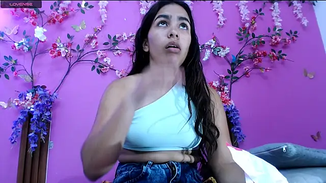 Snapshot of skinnysofia18 chatting on June 2026 02:21:01 PM skinnysofia18 online show from June 2026 02:21:01 PM