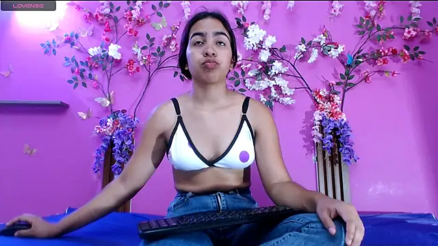 Snapshot of skinnysofia18 chatting on June 2026 02:14:01 PM skinnysofia18 online show from June 2026 02:14:01 PM