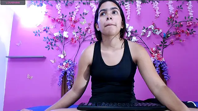 Snapshot of skinnysofia18 chatting on June 2026 01:43:01 PM skinnysofia18 online show from June 2026 01:43:01 PM
