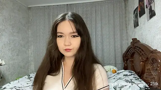 Pikmigirl18 online show from November 2025 01:32:02 PM