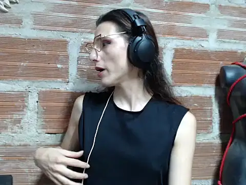 Moira-Hot online show from June 2026 04:37:01 AM